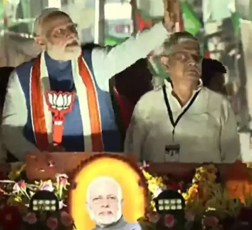 प्रधानमंत्री मोदी ने राजधानी पटना में एनडीए उम्मीदवार के पक्ष में किया रोड शो