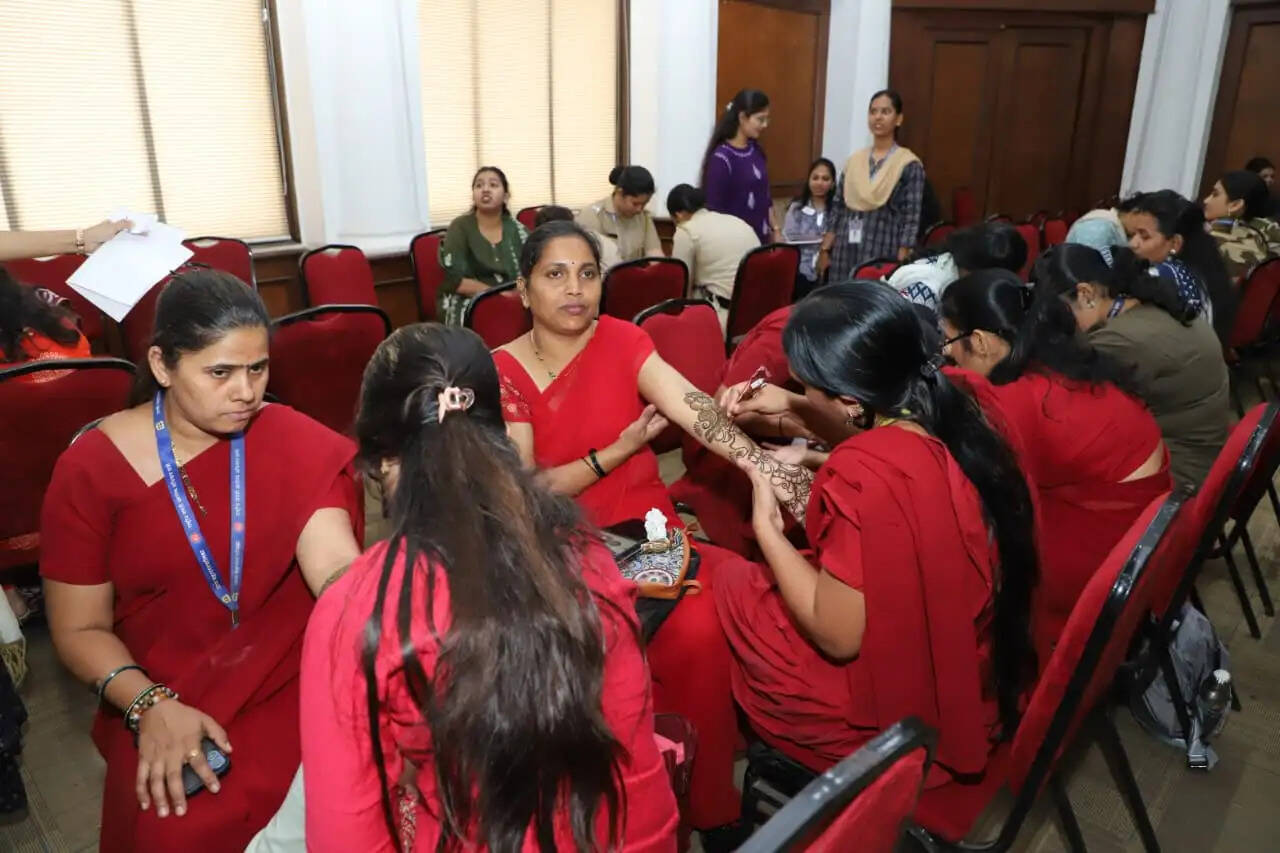 महिला दिवस पर टीएमसी ने रखी मेहंदी स्पर्धा