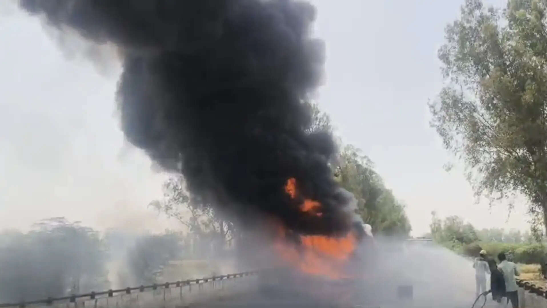 जींद में टायर से भरे कंटेनर में लगी आग