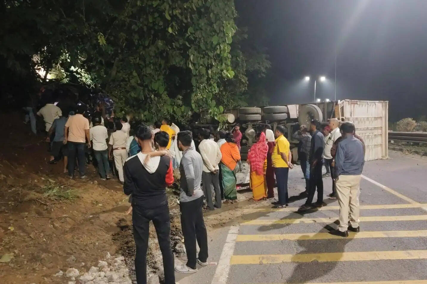 चुटूपालू घाटी में सड़क हादसा, एक ही परिवार के तीन लोगों की मौत, तीन गंभीर