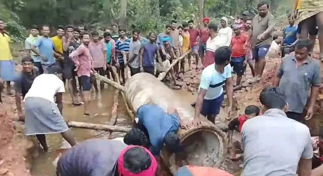 नारायणपुर के ग्रामीणाें काे नहीं मिली प्रशासनिक मदद, श्रमदान से किया आवागमन बहाल