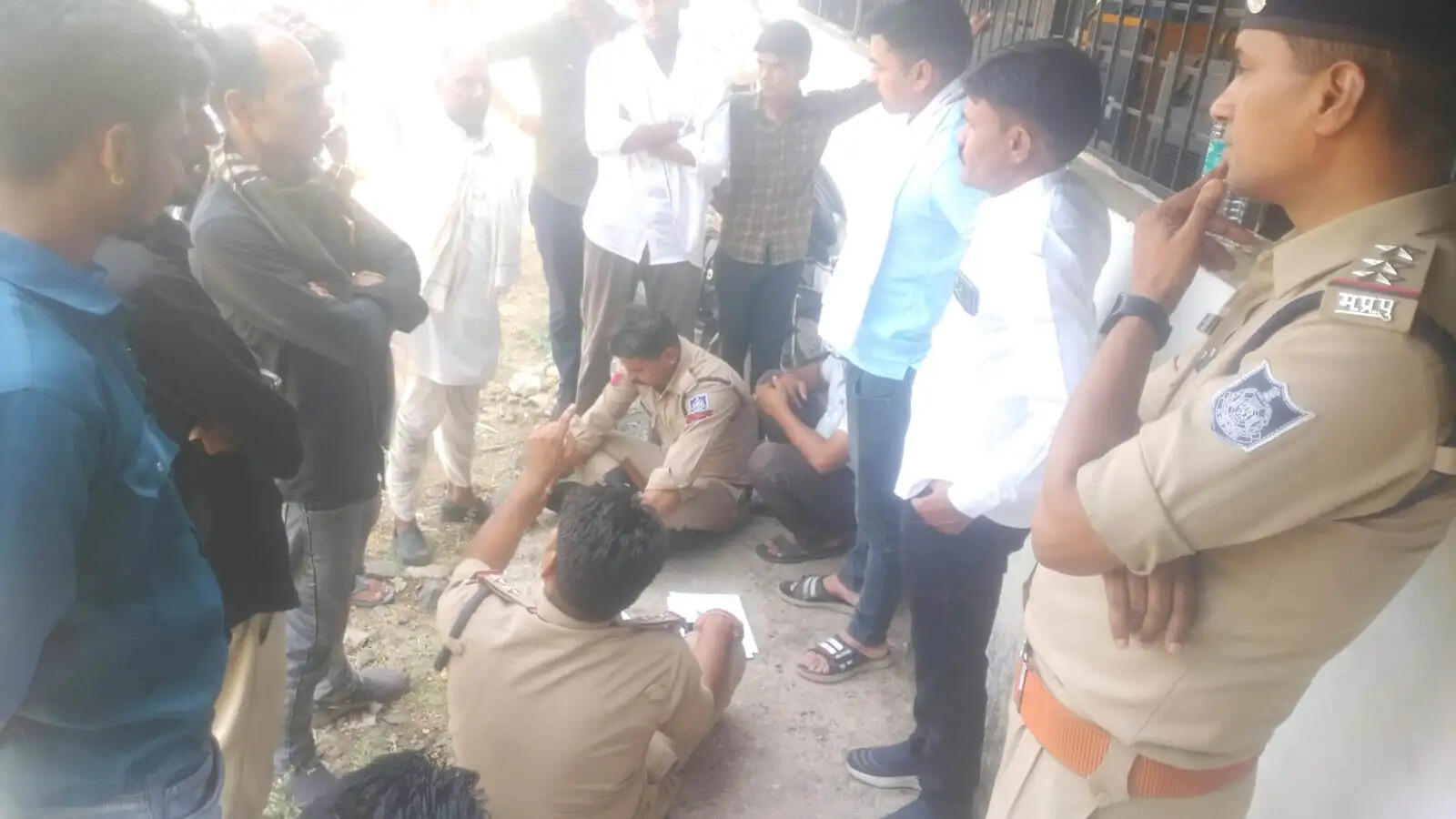राजगढ़ः रेलवे पुलिया के पास पेड़ से लटका मिला व्यक्ति का शव, परिजनों ने हत्या की आशंका जताई