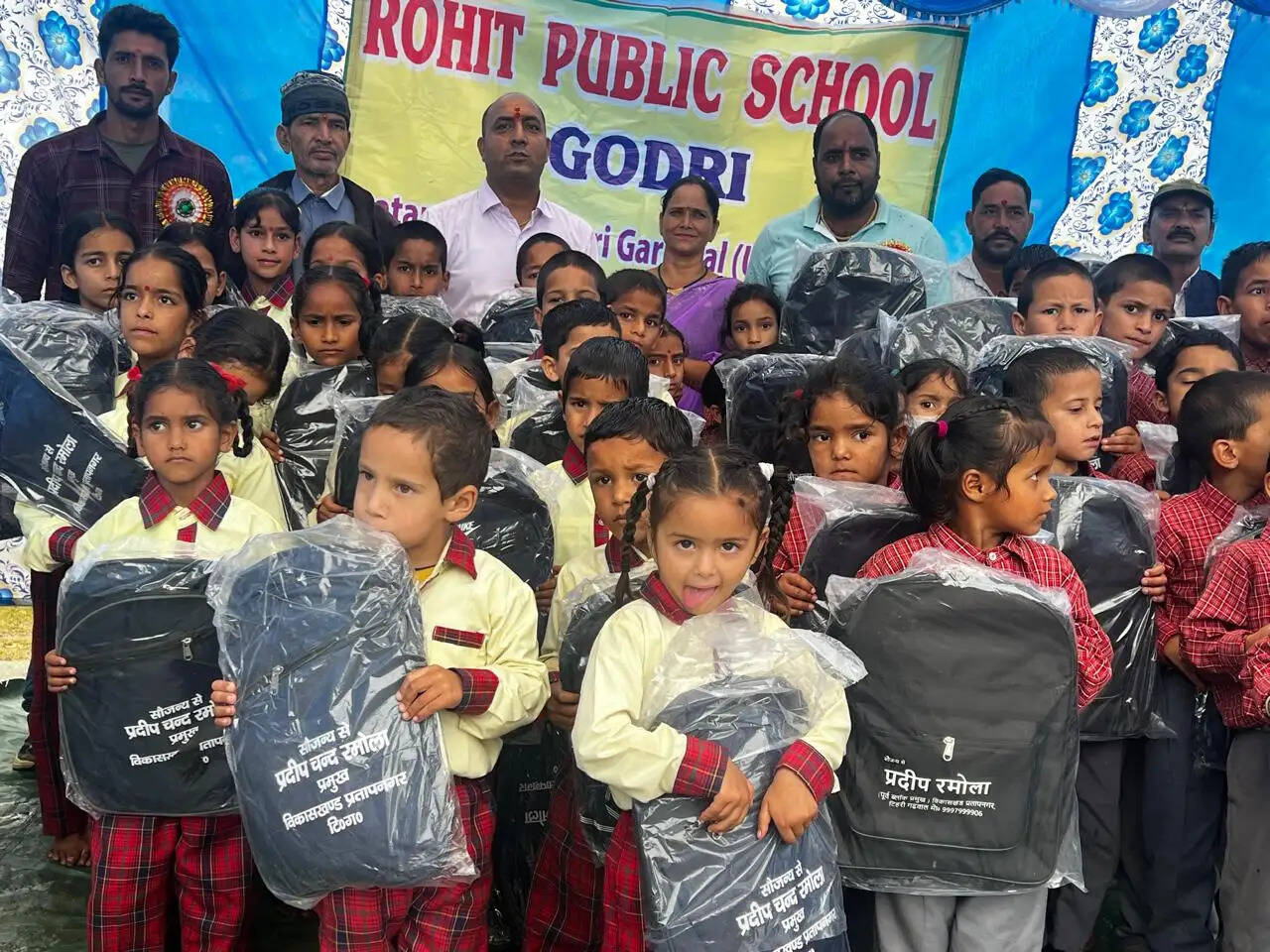 दूरस्थ बेथाण गांव में पूर्व प्रमुख रमोला ने विद्यार्थियों को बांटे बैग