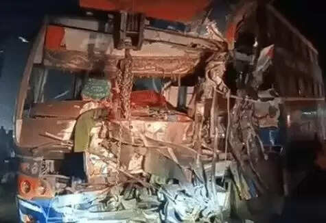 सीकर में स्लीपर बस-ट्रक में भीषण भिड़ंत, तीन की मौत