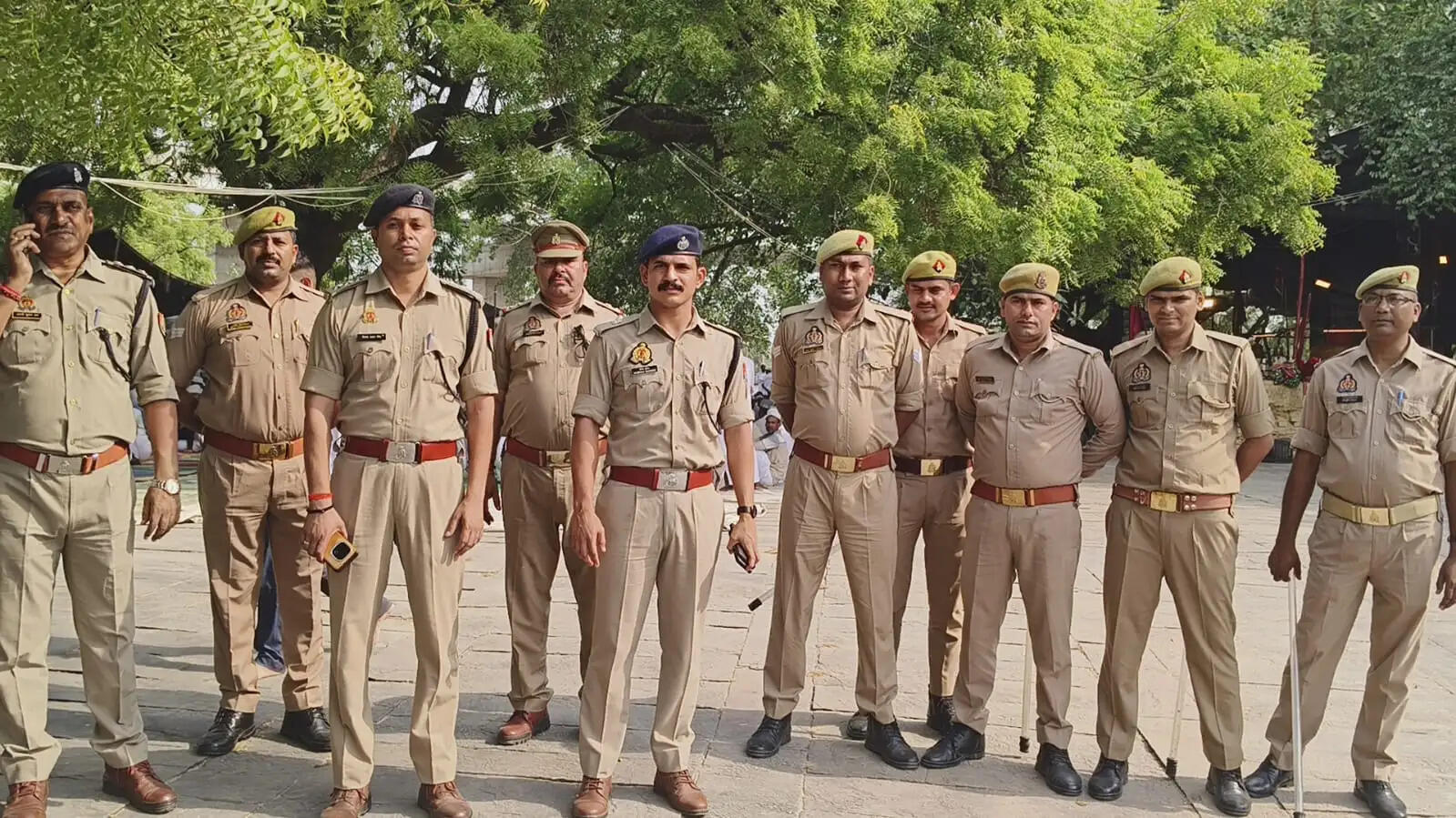 वाराणसी: ईद —उल अजहा पर कड़ी सुरक्षा के बीच मस्जिदों में विशेष नमाज अदा,खुदा की राह में पशुओं की कुर्बानी