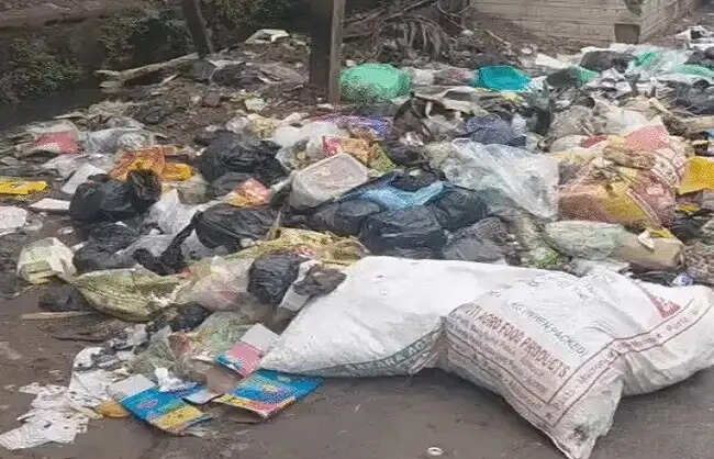 बिहार में सफाईकर्मियों और चालक दल की हड़ताल का तीसरा दिन, राजधानी पटना में लगा कचरों का अम्बार