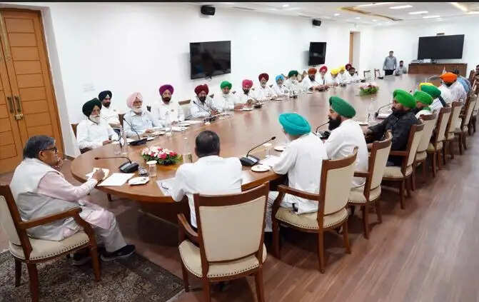 पंजाब&nbsp;के&nbsp;किसानों&nbsp;ने एमएसपी&nbsp;की&nbsp;कानूनी&nbsp;गारंटी के लिए राज्यपाल&nbsp;काे&nbsp;दिया&nbsp;मांग&nbsp;पत्र