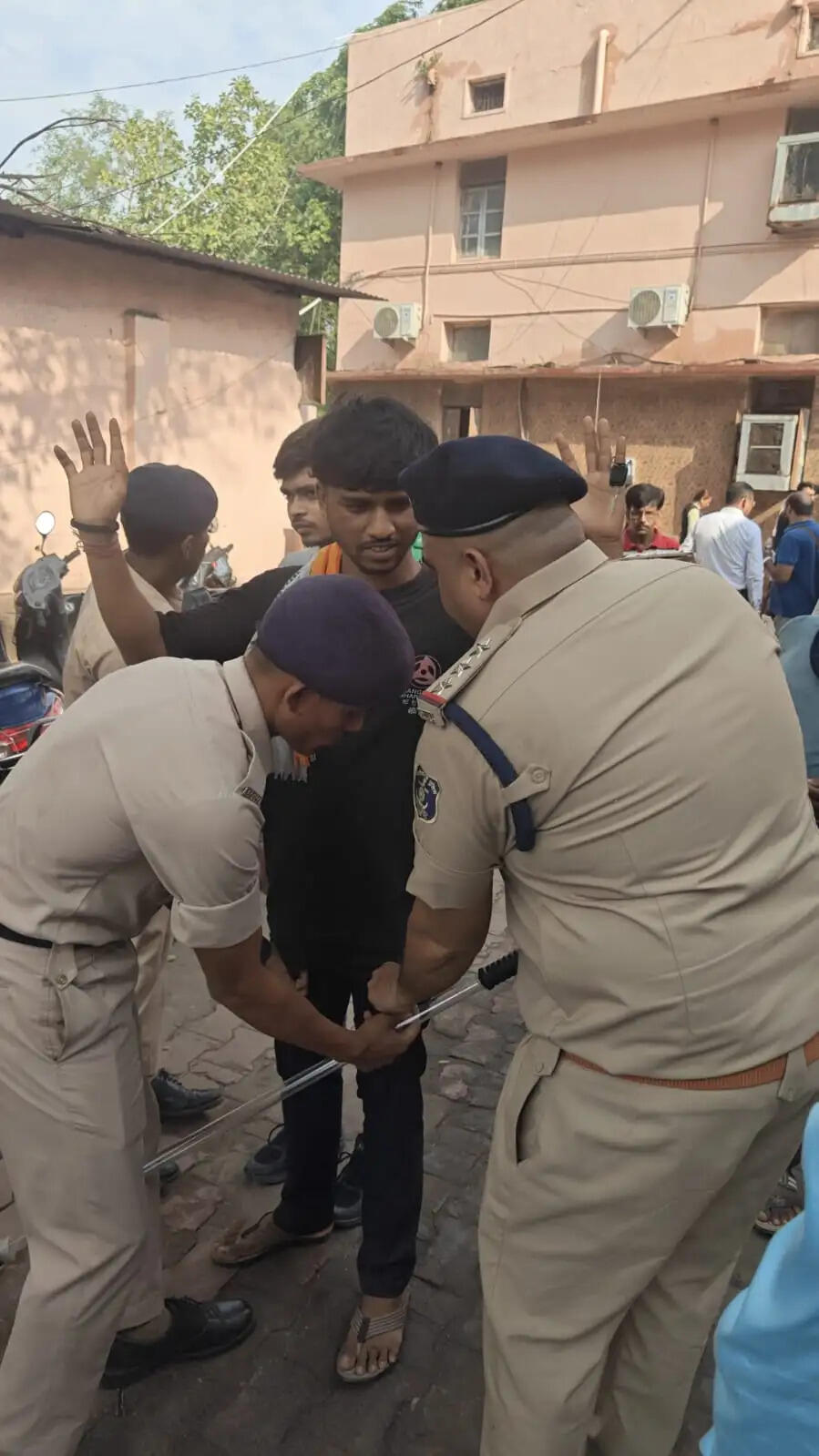 रायपुर : न्यायालय परिसर में विशेष आकस्मिक चेकिंग अभियान, चार संदिग्ध व्यक्तियों के विरुद्ध प्रतिबंधात्मक कार्रवाई