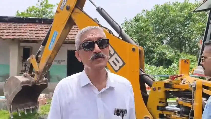 उत्तरपाड़ा के विधायक की मौजूदगी में बुलडोजर कार्रवाई, तृणमूल पार्षद का कार्यालय ध्वस्त