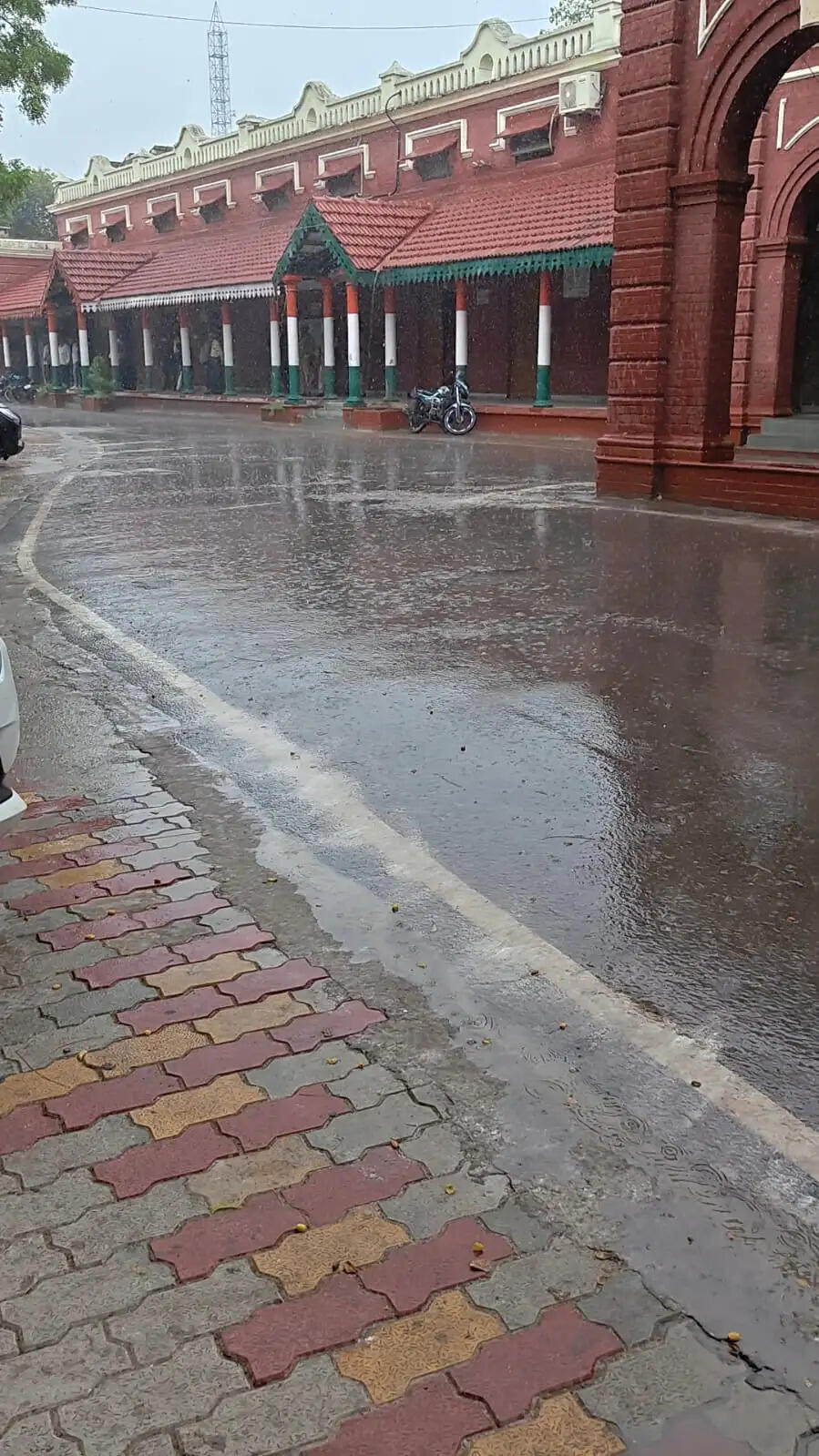 जौनपुर में मूसलाधार बारिश से बदला मौसम, तापमान 2 डिग्री गिरा; उमस से राहत, किसानों के चेहरे खिले