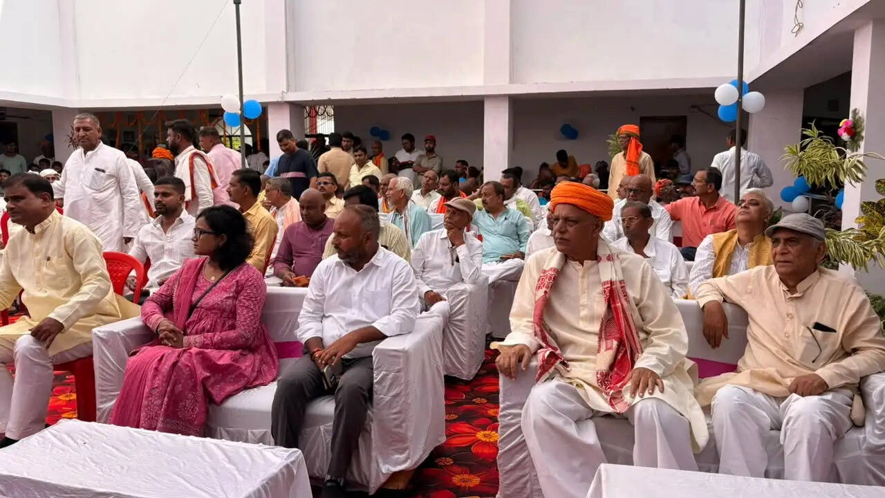 जिला प्रशासन ने सिताब दियारा में लोकनायक जयप्रकाश नारायण की मनाई जयंती