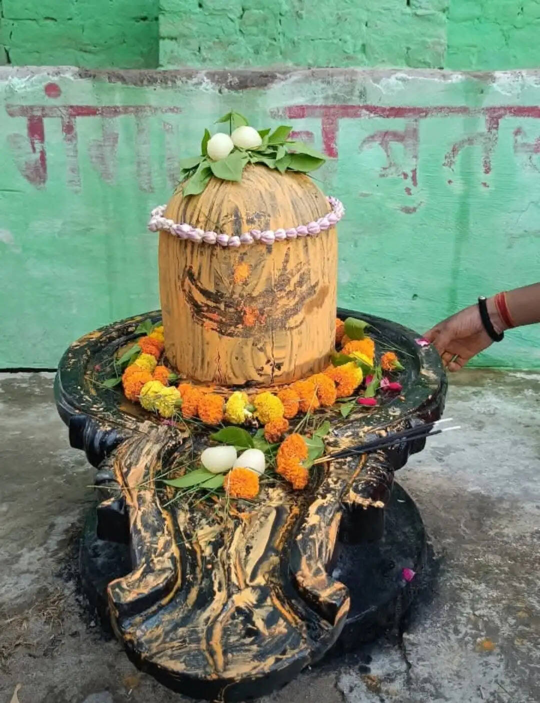 (अपडेट) वाराणसी : गंगा में मछुआरों के जाल में फंसा दुर्लभ शिवलिंग, दर्शन के लिए उमड़ रही भीड़