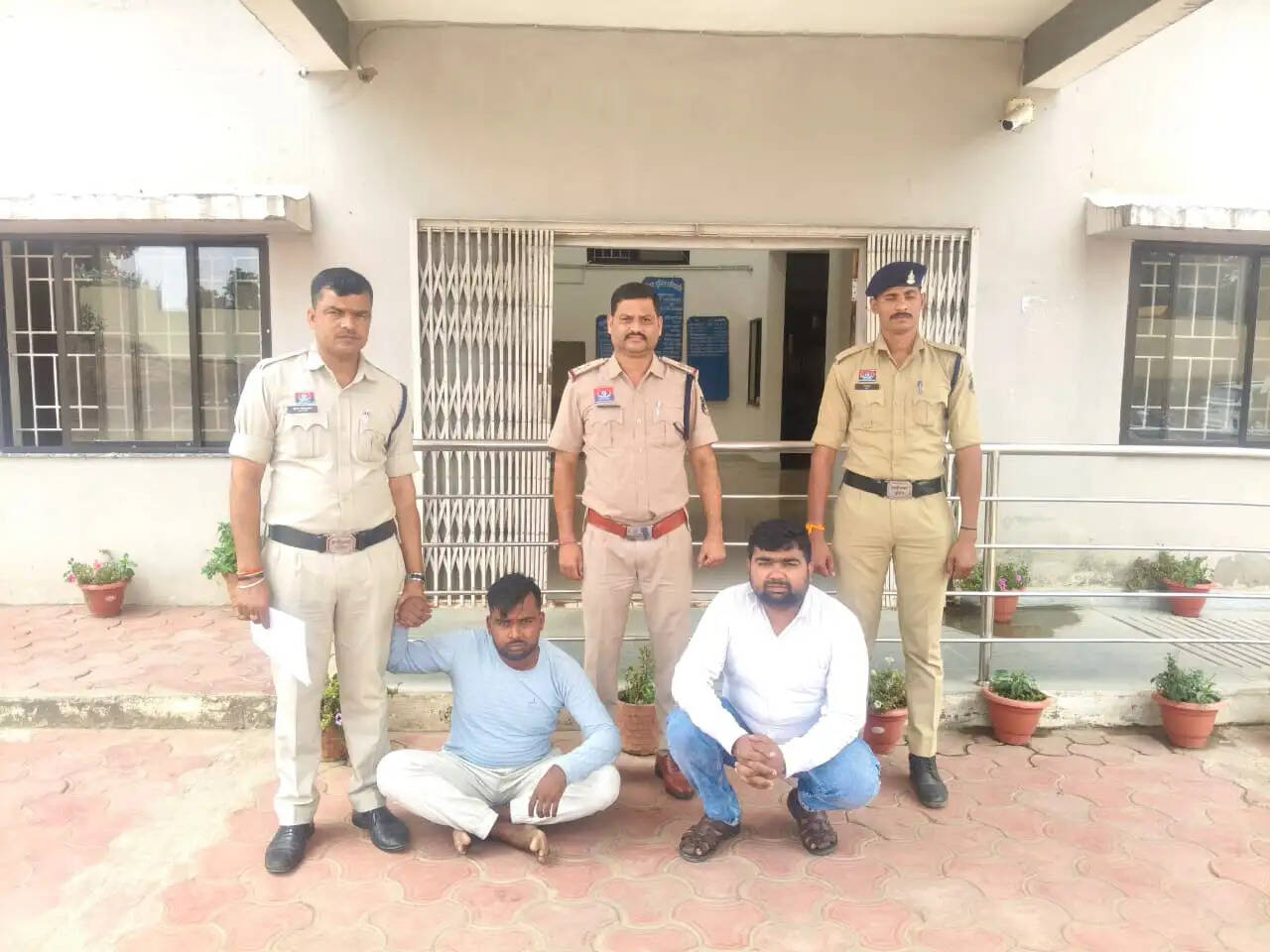 बलरामपुर : शराब तस्करी मामले में दो आरोपित गिरफ्तार, जेल भेजे गए