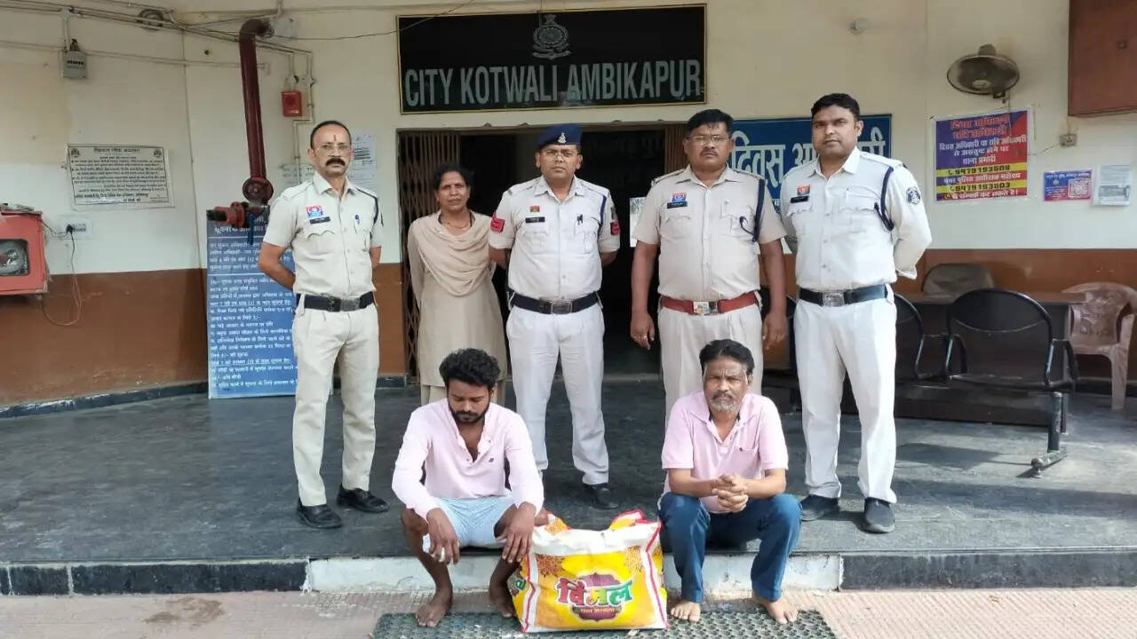 अंबिकापुर : डेली नीड्स की दुकान में डीप फ्रीजर के पीछे गांजा बेच रहे पिता-पुत्र गिरफ्तार, डेढ़ लाख का माल जब्त
