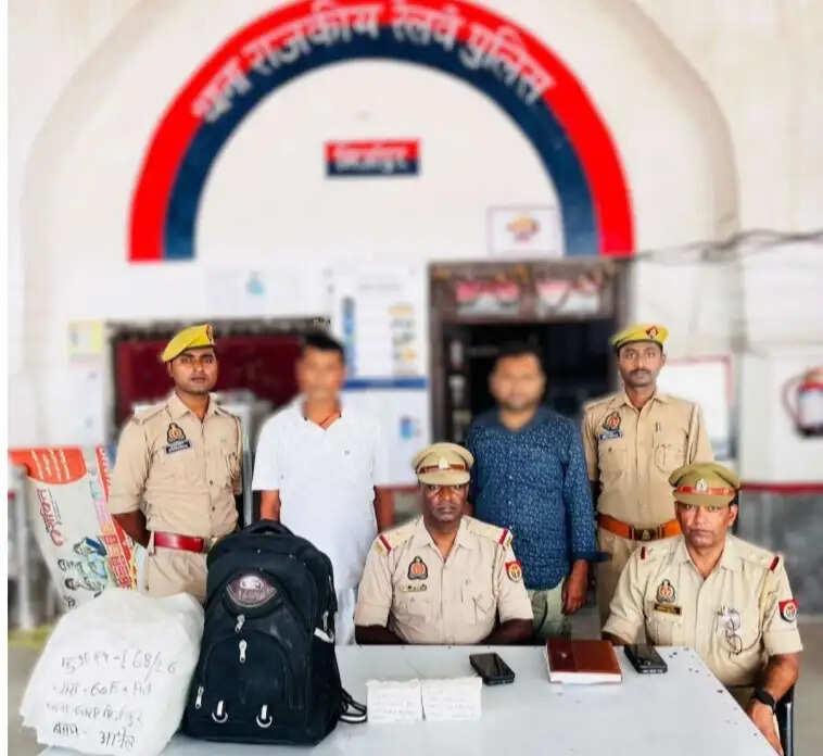 मीरजापुर : जीआरपी ने बिहार शराब लेकर जा रहे दाे तस्कराें काे गिरफ्तार किया