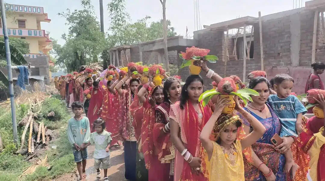 वीरपुर में श्रीमद्भागवत कथा एवं विष्णु महायज्ञ को लेकर निकली भव्य कलश शोभायात्रा