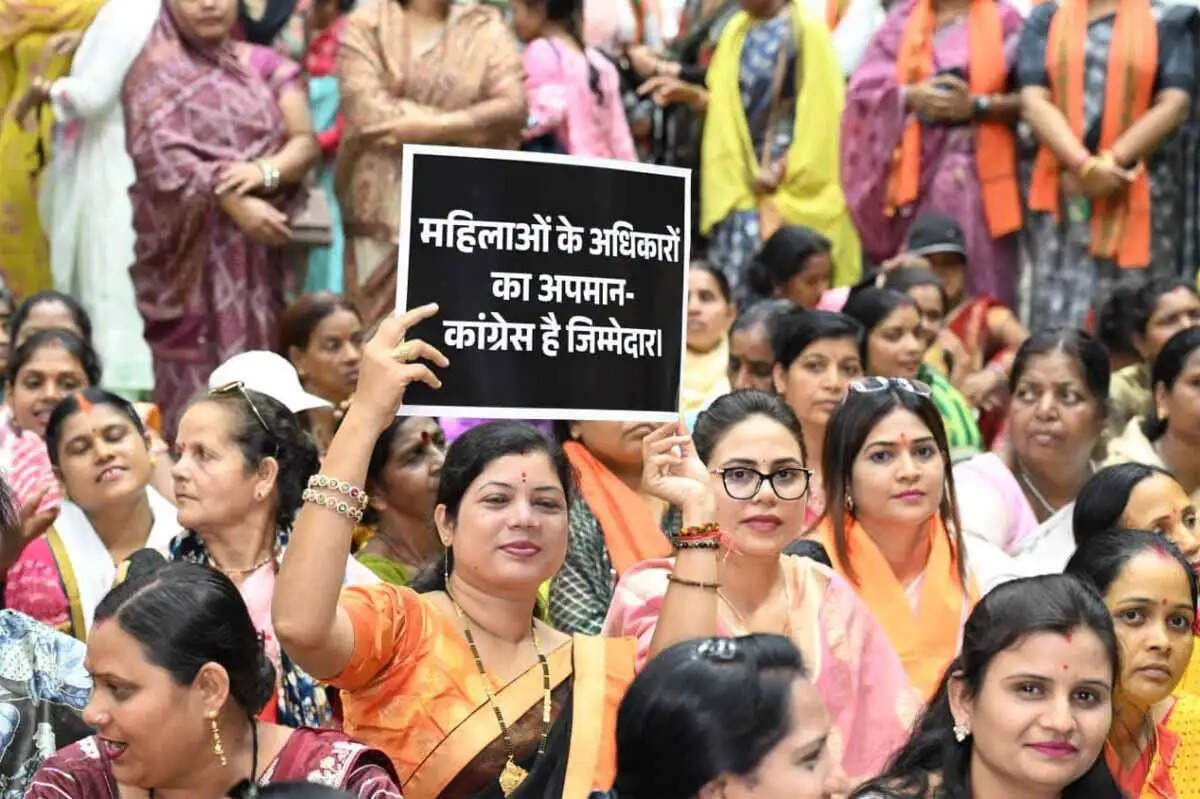 महिला&nbsp;आरक्षण&nbsp;बिल&nbsp;गिरने&nbsp;पर&nbsp;छग&nbsp;में&nbsp;भाजपा&nbsp;महिला मोर्चा ने जन आक्रोश पदयात्रा निकाल कांग्रेस&nbsp;का&nbsp;किया पुतला दहन