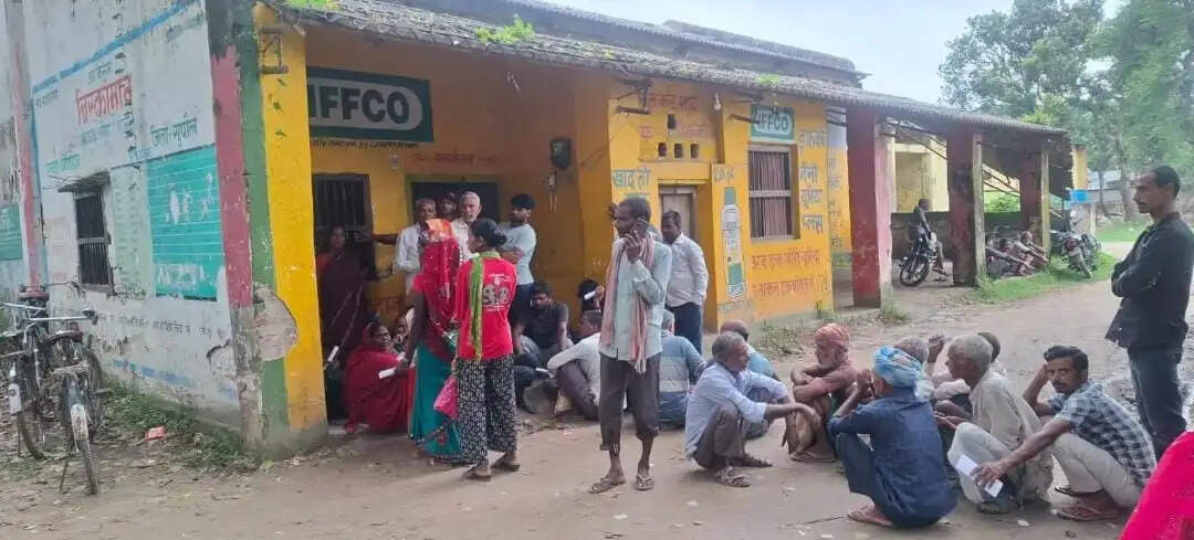 बिस्कोमान केंद्र पर खाद वितरण में अनियमितता का आरोप, गोदाम बंद मिलने से किसानों का हंगामा
