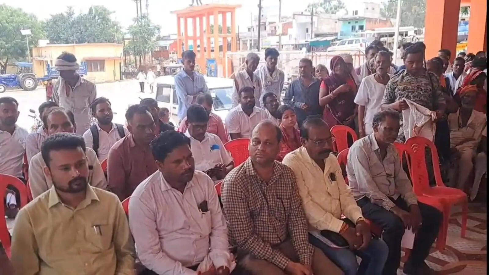 दमोह: मंत्री धर्मेन्द्र सिंह लोधी ने सुनीं लोगों की समस्याएं