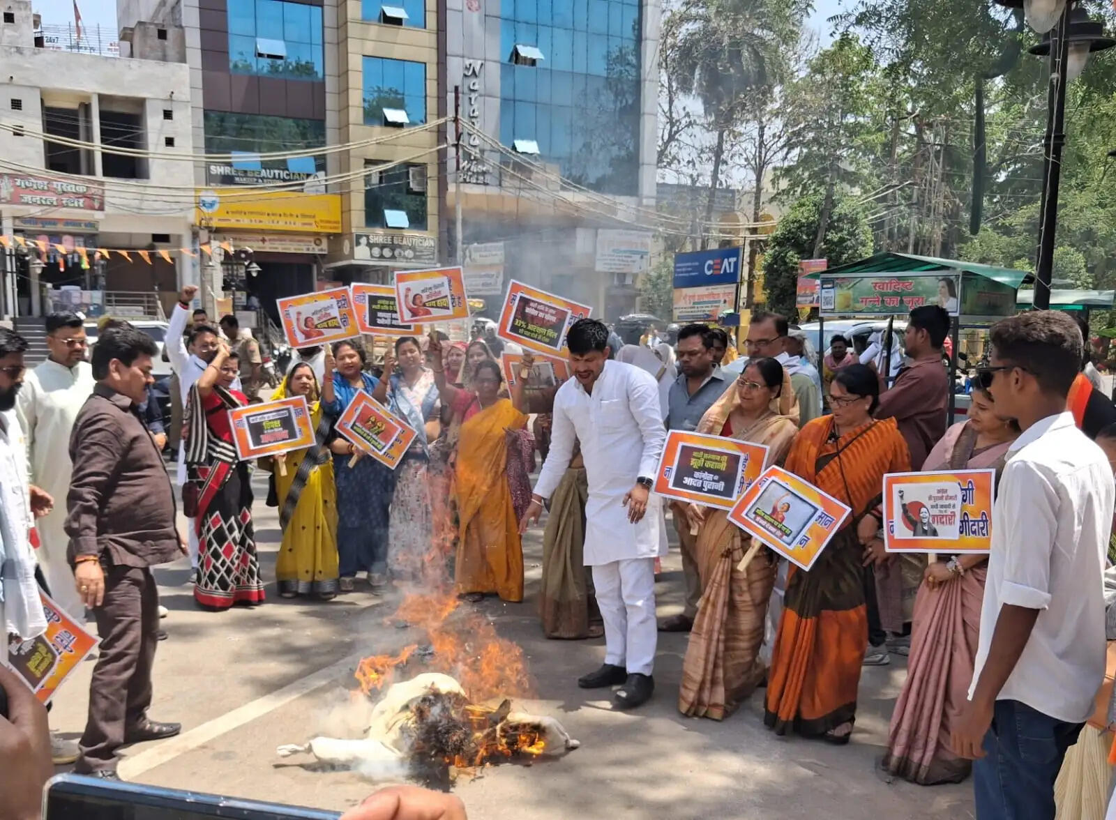 महिला आरक्षण बिल के समर्थन में अखिलेश व राहुल का फूंका पुतला