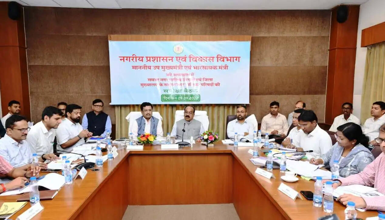 उप मुख्यमंत्री ने की नगर निगमों और जिला मुख्यालय वाले नगर पालिकाओं के कार्यों की समीक्षा
