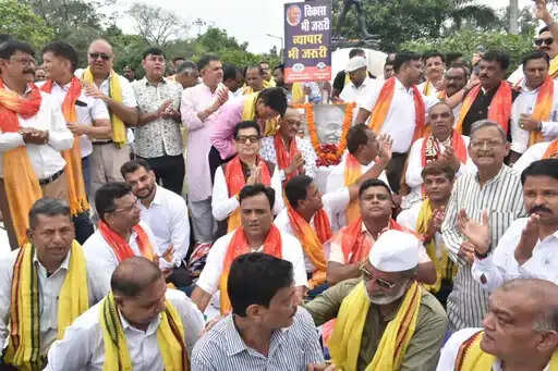 रहवासी इलाकों में कारोबार पर भोपाल निगम की पहली बड़ी कार्रवाई, गौतम नगर का होटल सील