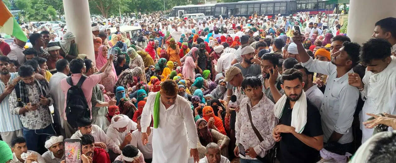 हांसी : चानौत जल आंदोलन के समर्थन में निकाला ट्रैक्टर मार्च, लघु सचिवालय पहुंच ग्रामीणों ने किया प्रदर्शन