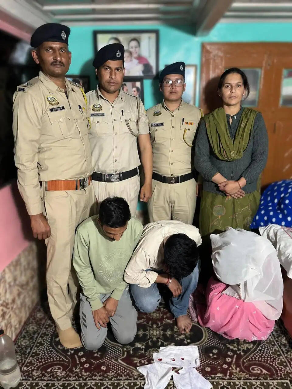 घर से चिट्टा बरामद, महिला सहित तीन गिरफ्तार