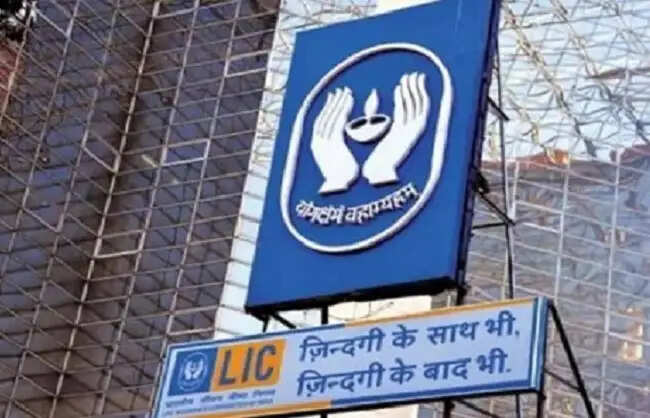 एलआईसी को आईसीआईसीआई बैंक में 9.99 फीसदी हिस्सेदारी खरीदने की आरबीआई से मिली मंजूरी