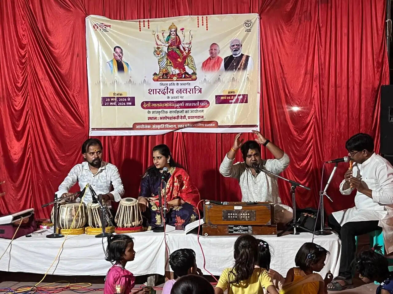 देवी गीतों की भावपूर्ण प्रस्तुति से माई के दरबार में झूम उठे भक्त