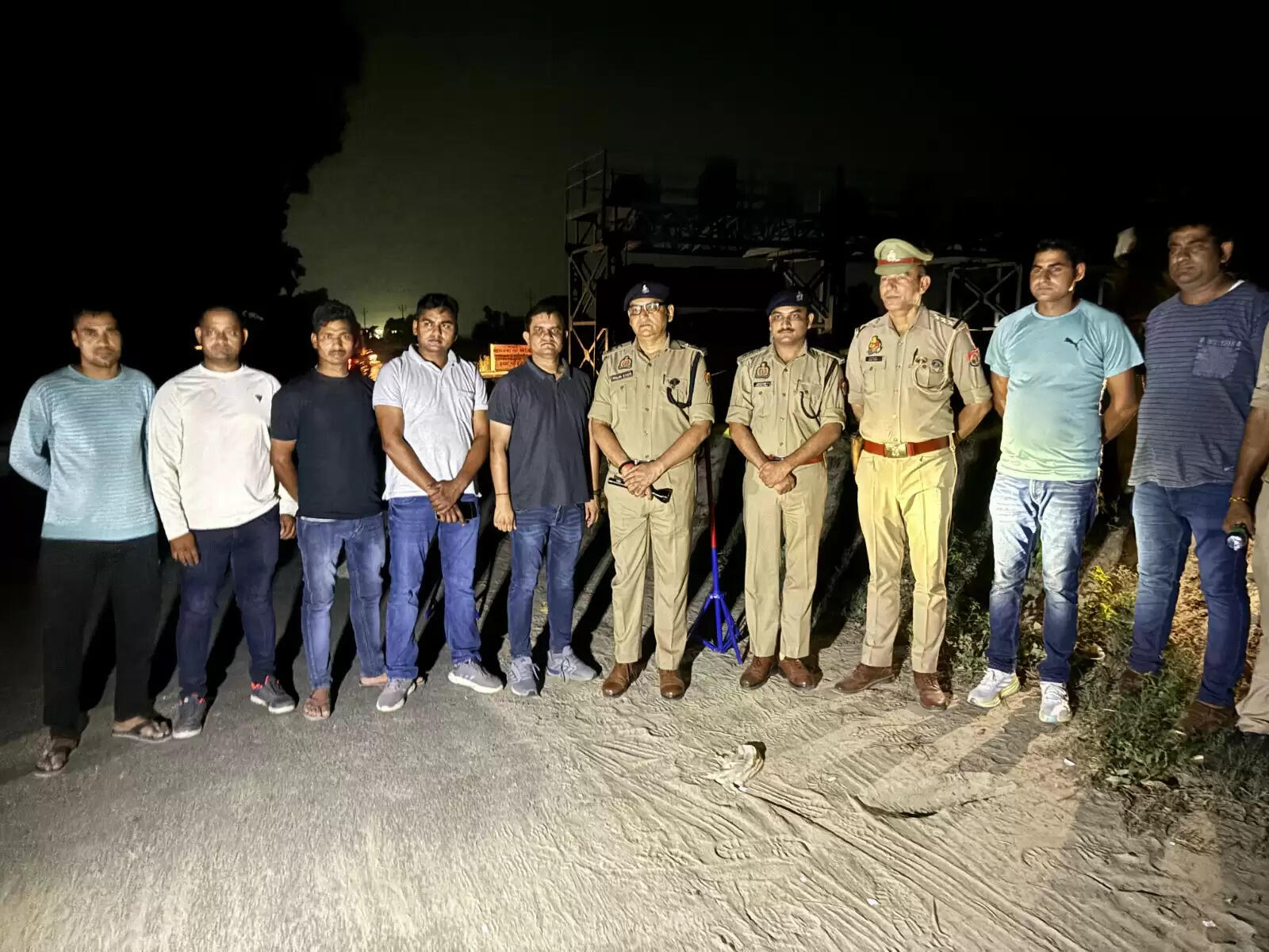 मुठभेड़ में मैनपुरी के चार अभियुक्त गिरफ्तार, एक को गोली लगी