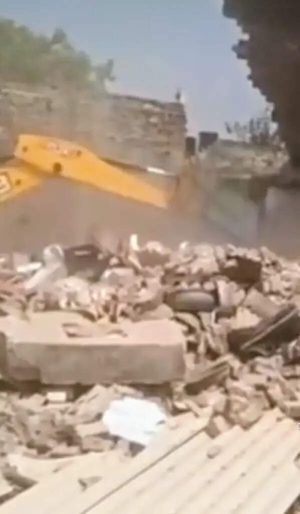 बहराइच में सरकारी भूमि पर बना अवैध मदरसा व चार दुकानों पर चला प्रशासन का बुलडोजर