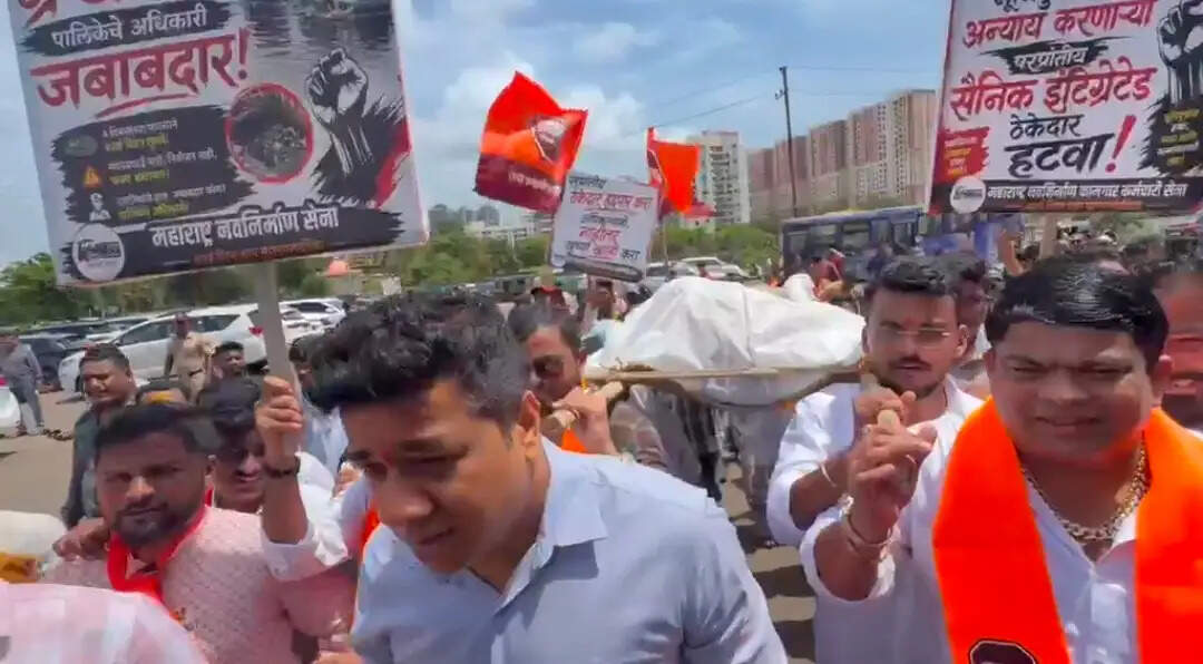 शव यात्रा निकालकर मनसे ने किया मनपा मुख्यालय पर प्रदर्शन