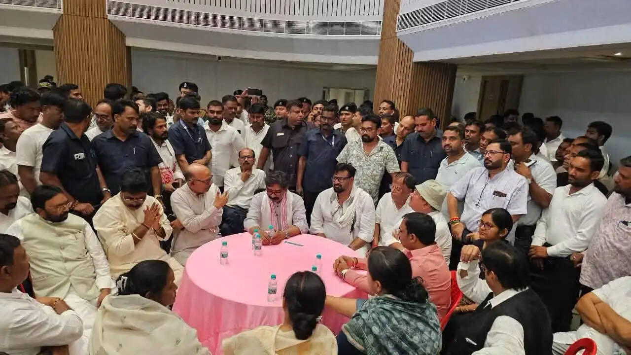 मंत्री सुदिव्य कुमार के निधन पर विधानसभा अध्यक्ष ने जताया शोक, परिजनों से मिलकर बंधाया ढांढस