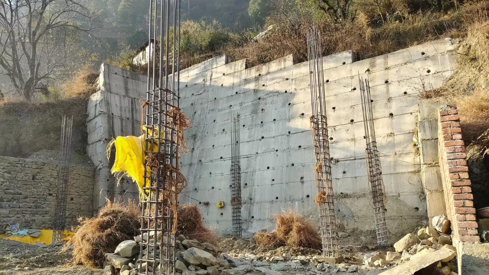 मंडी के कांग्रेस नेता पर लगाया जमीन हड़पने का आरोप