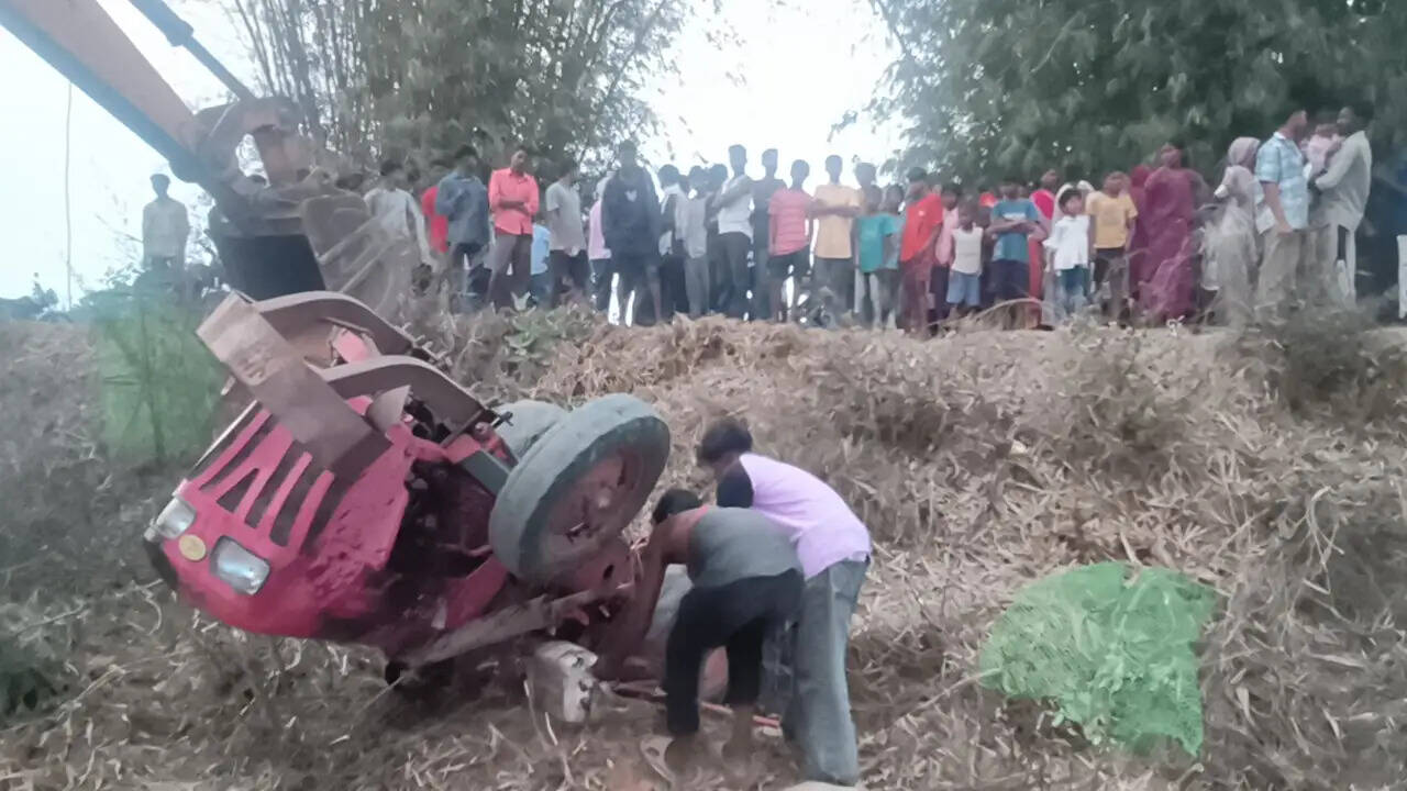 ट्रैक्टर पलटने से एक युवक की मौत , एक घायल