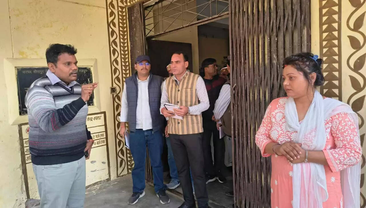सीतापुर :  शाहपुर पीएचसी पहुंचे डीएम, अव्यवस्था देख नोटिस, सेवा समाप्ति की कार्रवाई के दिए निर्देश