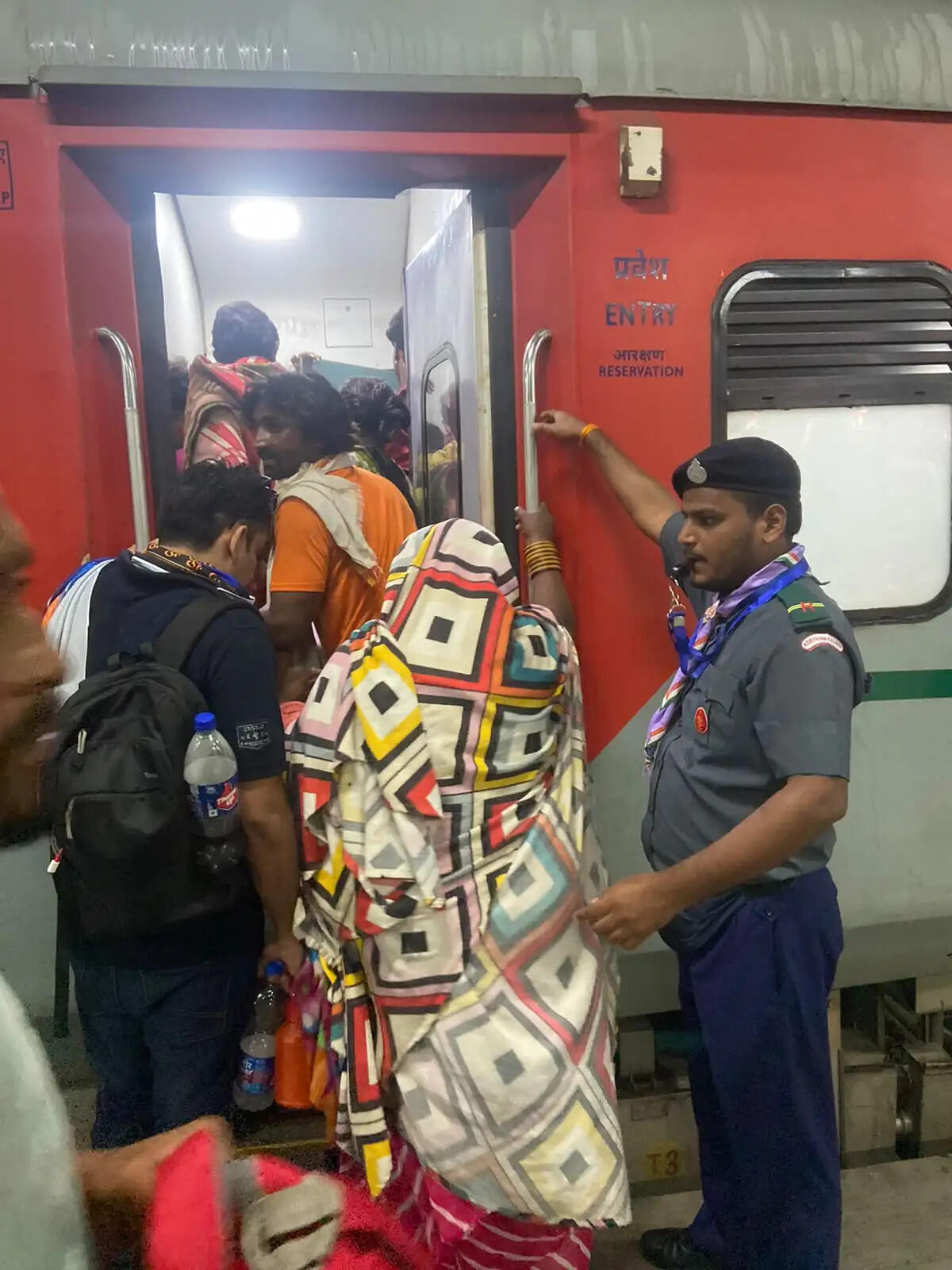 कांवड़ियों और श्रद्धालुओं की सेवा में जुटा उत्तर रेलवे भारत स्काउट्स एवं गाइड्स तथा सिविल डिफेंस