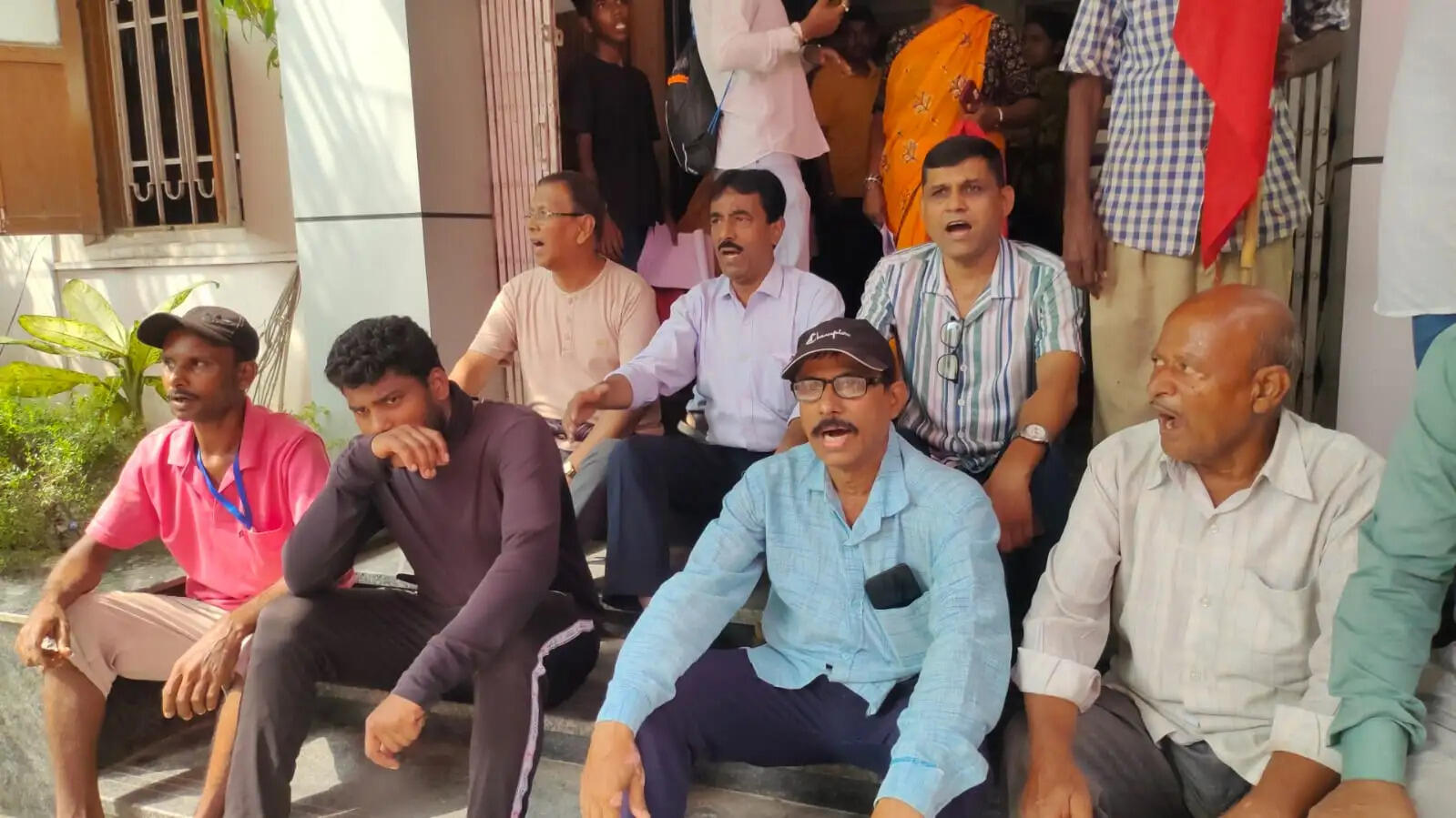 वेतन वृद्धि की मांग को लेकर सीआईटीयू&nbsp;ने सिलीगुड़ी नगर निगम में किया प्रदर्शन