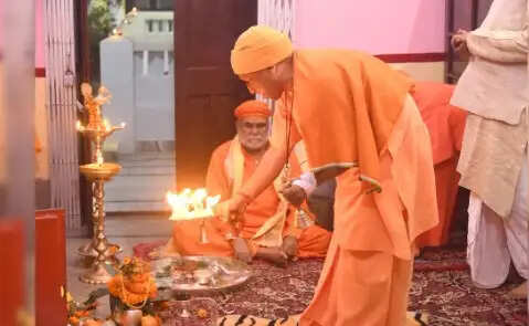 गुरु पूर्णिमा के अवसर पर मुख्यमंत्री योगी ने किया महायोगी गोरखनाथ का विशिष्ट पूजन