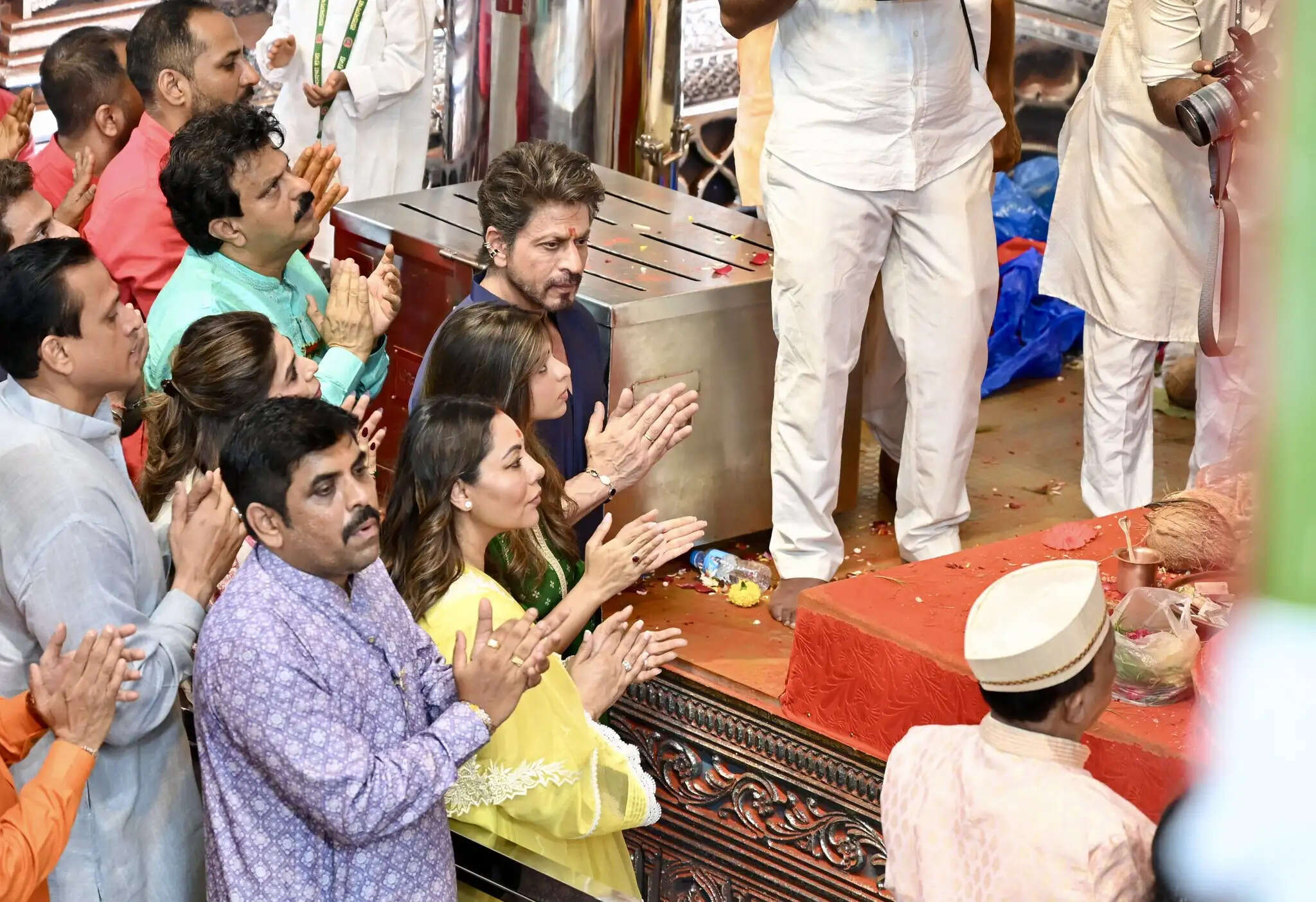 परिवार संग लालबागचा राजा का दर्शन करने पहुंचे शाहरुख खान