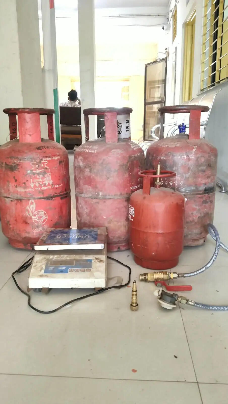 राजगढ़ः म्यूजिक सेंटर में छोटी टंकियों में गैस रिफिलिंग करते मिला दुकानदार, केस दर्ज