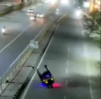 फरीदाबाद में हाई वे पर ऑटो चालक ने किए स्टंट ताे पुलिस ने दबाेचा