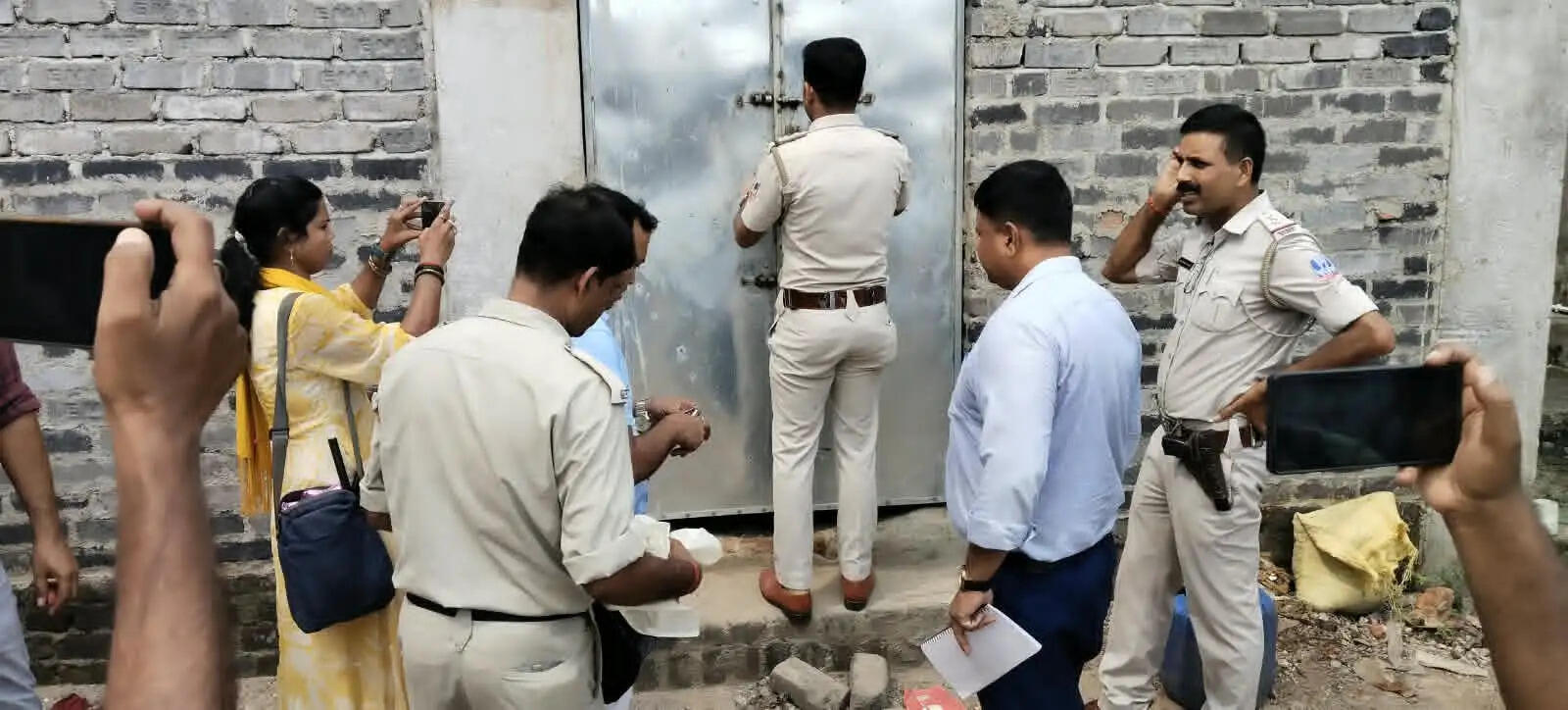 स्कूल परिसर में अवैध गैस सिलेंडर भंडारण का खुलासा