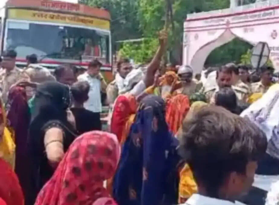 स्कूल जा रहे छात्र को टैंकर ने रौंदा, मौत के बाद हाईवे पर दो घंटे जाम
