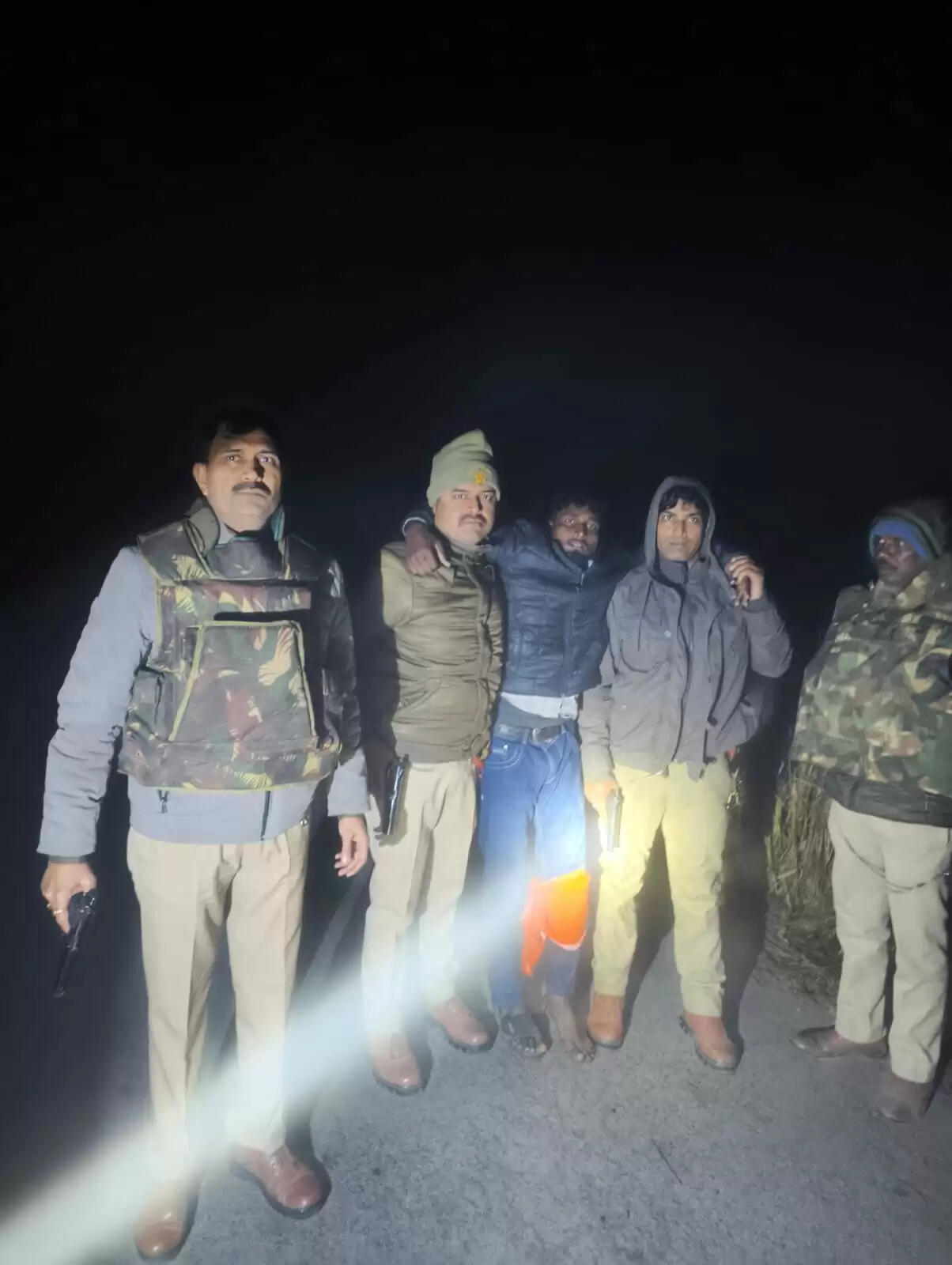 देवरिया : मुठभेड़ 25 हजार का इनामी बदमाश गिरफ्तार