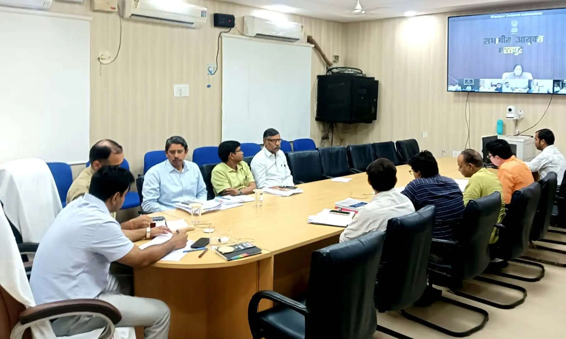 सोशल मीडिया पर निगरानी एवं मतदाताओं को करें जागरूक : आयुक्त