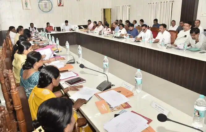 जिला पंचायत के सामान्य सभा की बैठक में विकास कार्यों को सुनिश्चित करने के लिए हुई चर्चा