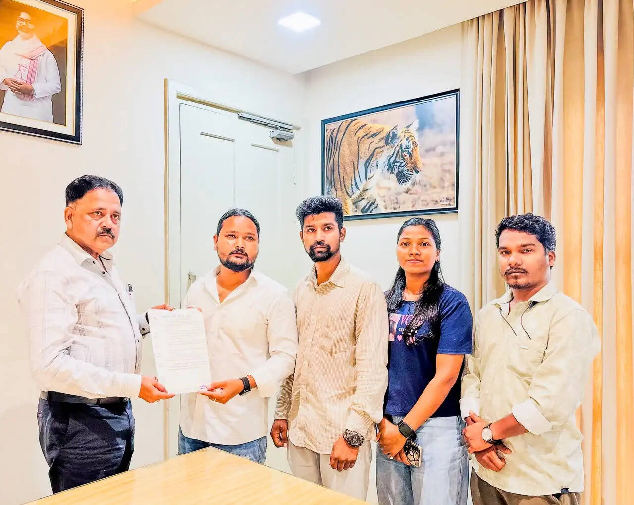 डीएसपीएमयू की शैक्षणिक अव्यवस्था पर शिक्षामंत्री से मिला आदिवासी छात्र संघ