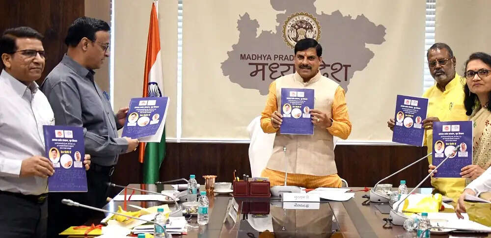 मप्रः मुख्यमंत्री ने आपदा में बचाव पर ब्रेल लिपि में प्रकाशित पुस्तक का किया लोकार्पण